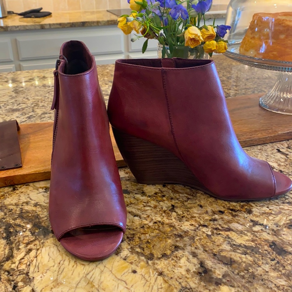 Never worn - Born in California - wedges